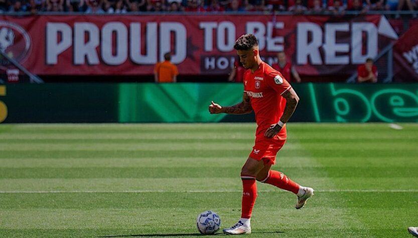 Pukulan Telak Karier Mees Hilgers: Cedera ACL Hantam Bek Incaran Timnas Indonesia, Masa Depan di FC Twente di Ujung Tanduk