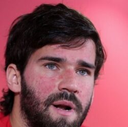 Gejolak Internal Liverpool: Alisson Becker Angkat Bicara Mengenai Sanksi Mohamed Salah dan Dukungan Skuad untuk Arne Slot